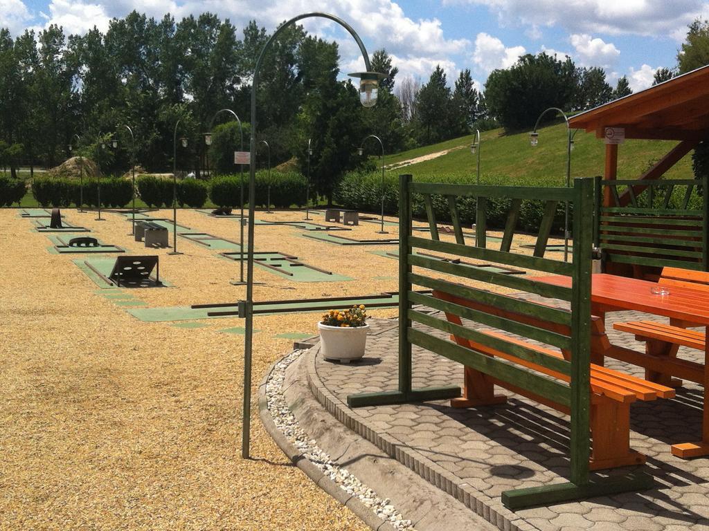 Hotel Golf Etterem Es Panzio Kaposvár Zewnętrze zdjęcie