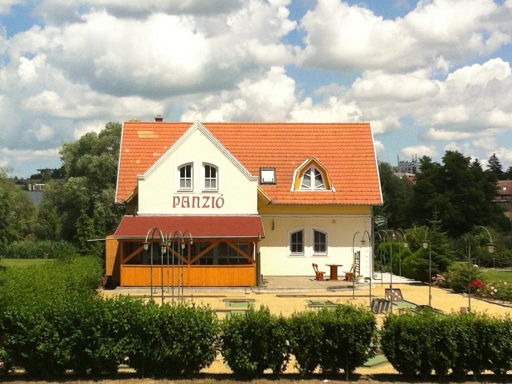Hotel Golf Etterem Es Panzio Kaposvár Zewnętrze zdjęcie